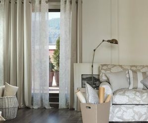 Casa Ángel e Hijos habitación con cortinas blancas