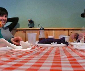 Casa Ángel e Hijos personas en mesa con mantel de cuadros
